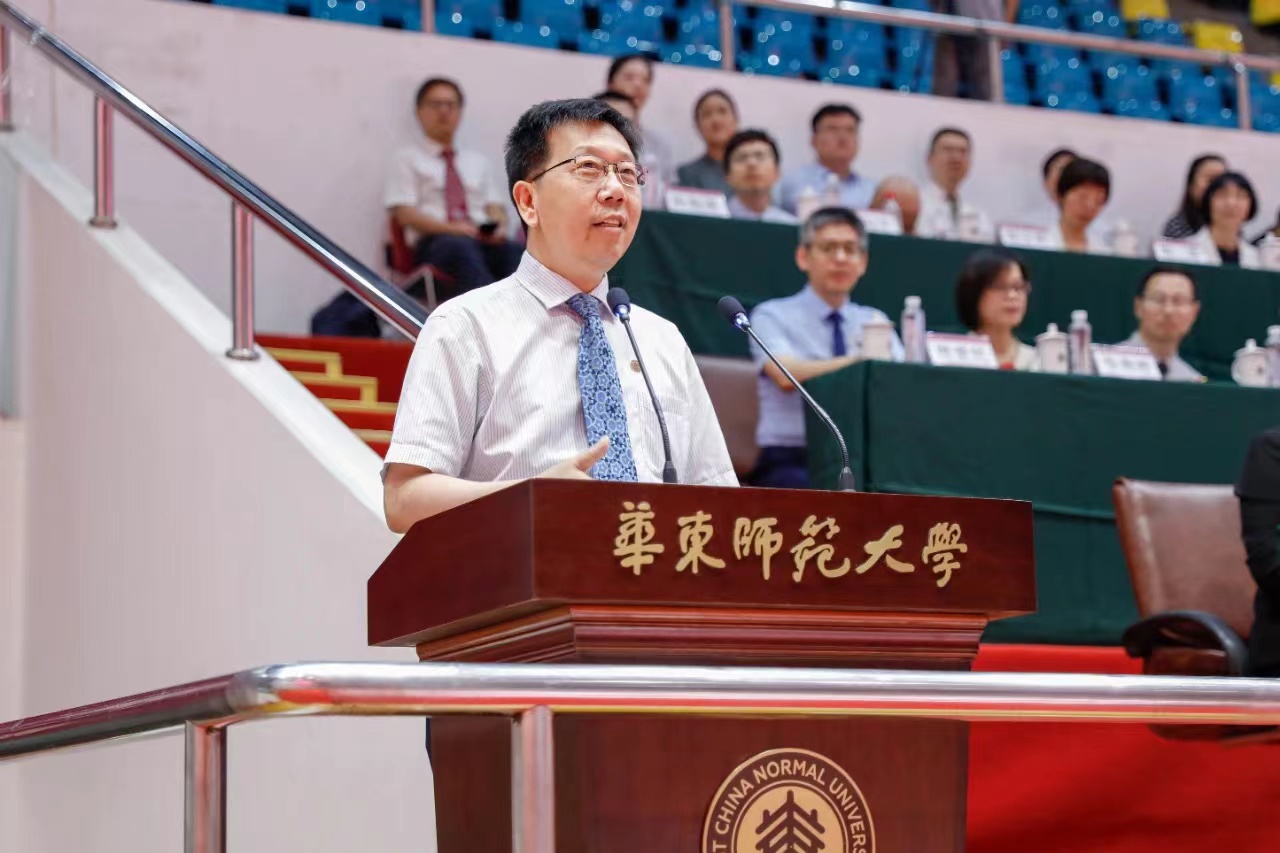 2021年9月,华东师范大学2021级全体新生在开学典礼上,聆听了校长钱旭红院士讲授的入学“第一课”——“风雨兼程,未来无限”.jpg 2021年9月,华东师范大学2021级全体新生在开学典礼上,聆听了校长钱旭红院士讲授的入学“第一课”——“风雨兼程,未来无限”.jpg