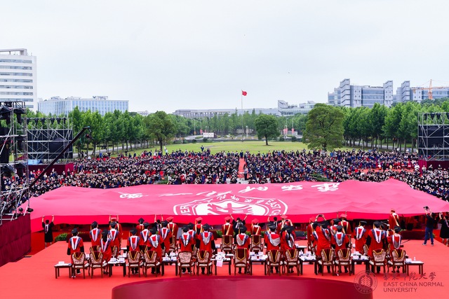 长30米、宽20米的校旗从在场毕业生的头顶徐徐举过 本文均为受访者 供图