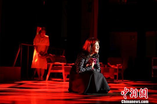 《家·书》谈的是遗忘与心的距离，讲述了三个世代的母亲与女儿的故事。　芊烨 摄