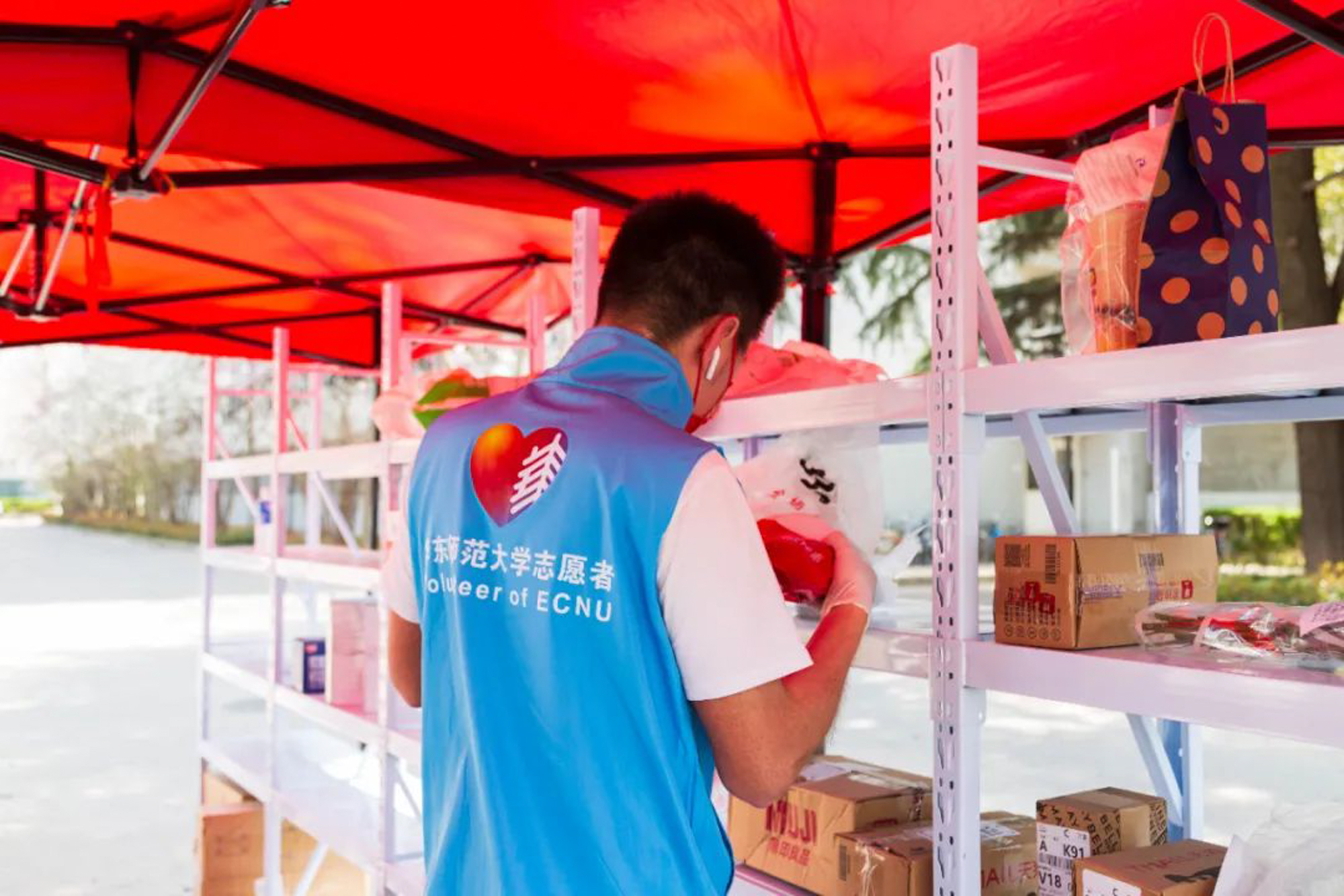 “闭环”中的华东师大：384名“蓝马甲”展现青春担当