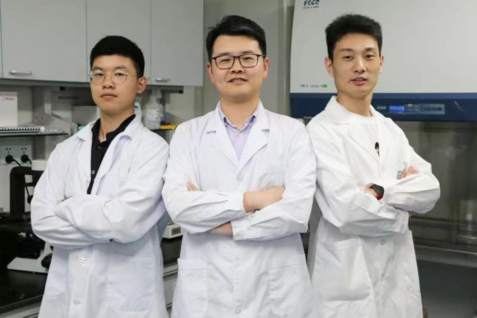 叶海峰(中)与论文共同第一作者周阳(左),孔德强(右)