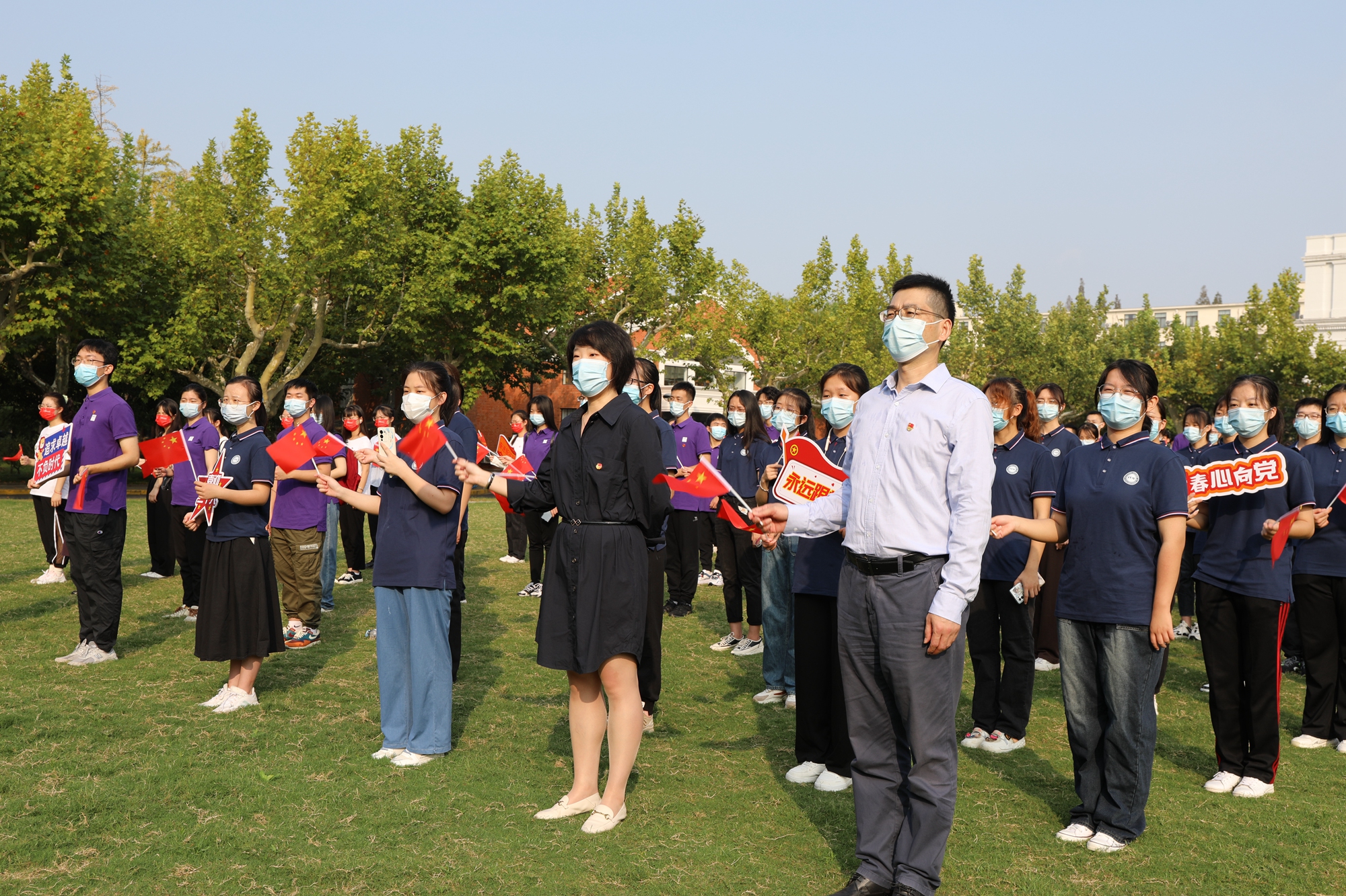 媒体关注｜以青春之声为祖国庆生！华东师大师生同上这堂“早八课”