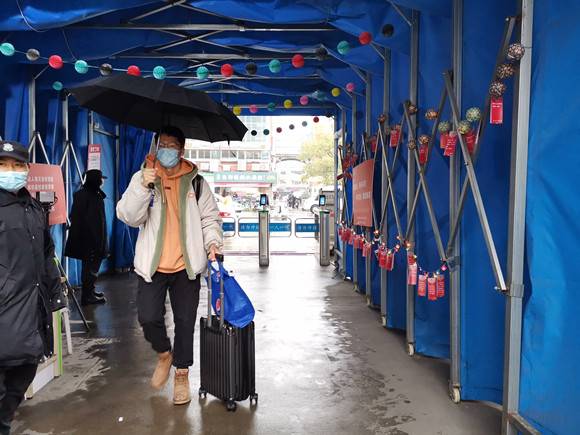 细雨中,大学生返校开启新学期