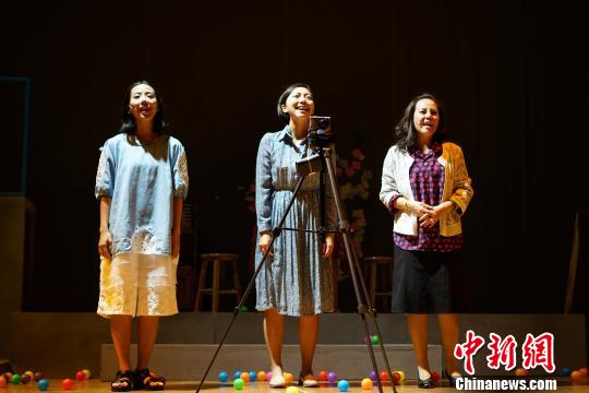 三位演员既充满生活真实感又富有艺术张力并在三个世代自如切换的表演，引起了现场师生强烈的心理共鸣。　芊烨 摄