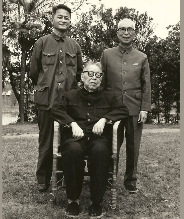 3,1980年,徐中玉与程千帆、郭绍虞合影_副本.jpg