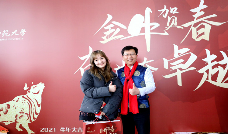即将入伍的学生阿琰与校长钱旭红合影_副本.jpg